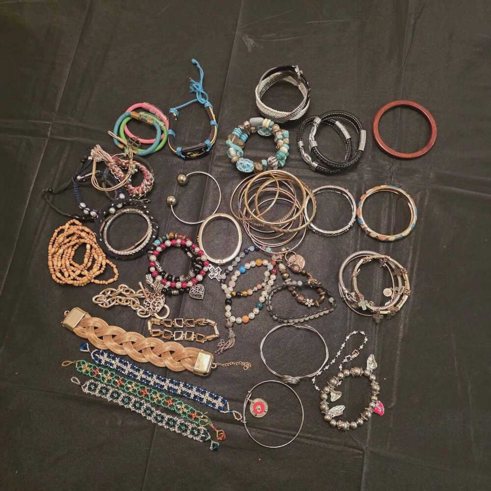 BAG OF BRACELETS MULTI BRANDS AND STYLES 2 LBS ALL WEARABLE